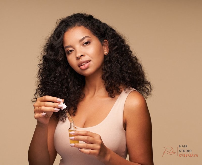 Coconut oil protects curly hair from damage Coconut Oil for Curly Hair: Benefits and Uses - Garnier