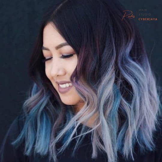 Long wavy ombre hair A woman with beautiful long wavy ombre hair color