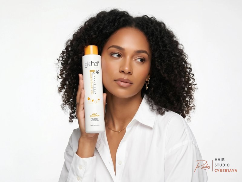 Clarifying shampoo usage frequency for curly hair How Often to Use Clarifying Shampoo Based on Your Hair Type – GK Hair USA