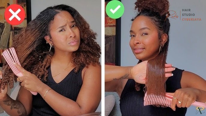 How to detangle curly hair Auréole Curls method A person demonstrating how to detangle curly hair with specific methods