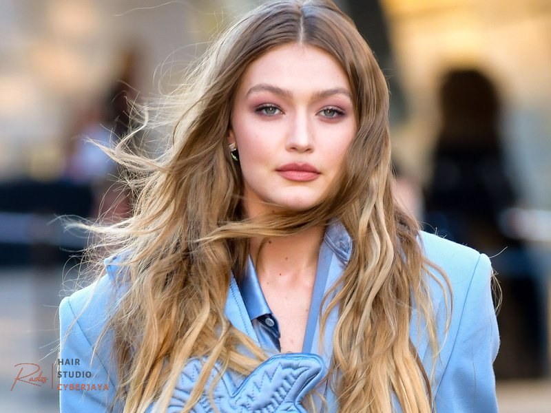 How to Lighten Hair Naturally: 9 Bleach-Free Tips | Teen Vogue Bleach-free ways to naturally lighten hair