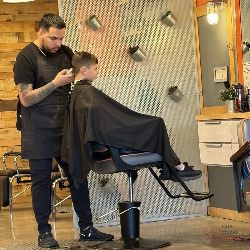 Luxurious Indian Salon Experience A luxurious Indian salon interior for a relaxing experience