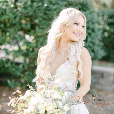 Natural and elegant bridal hair for your special day A bride with natural and elegant bridal hair