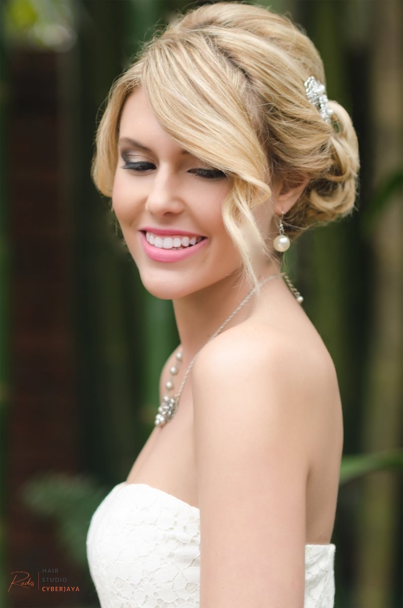 Captivating bridal makeup for your wedding A close-up of a bride's beautiful bridal makeup